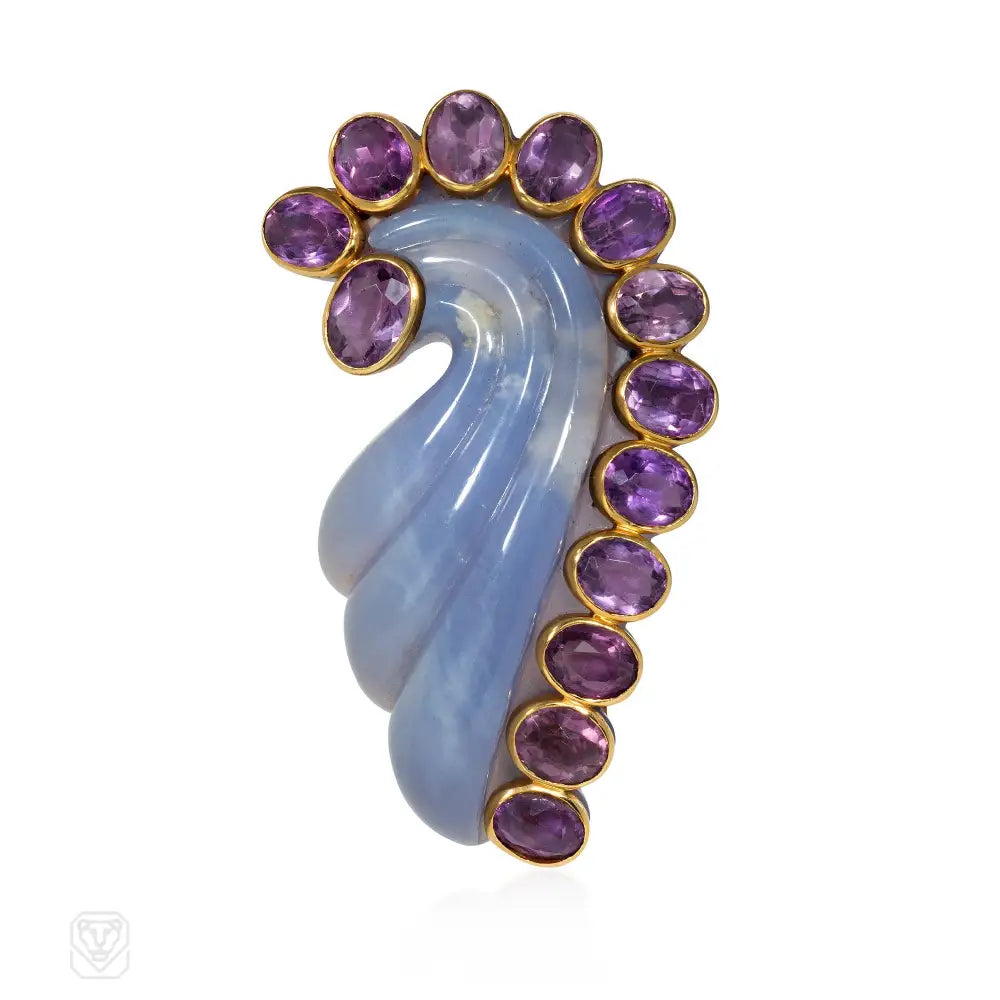 elegant jewel brooches for women-Retro Suzanne Belperron carved chalcedony and amethyst brooch