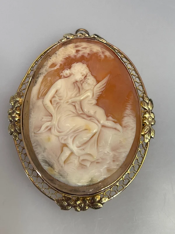 Christmas brooches for women-Vintage 14 Karat Yellow Gold Bordered Cameo With Woman & Cherub Pendant Brooch